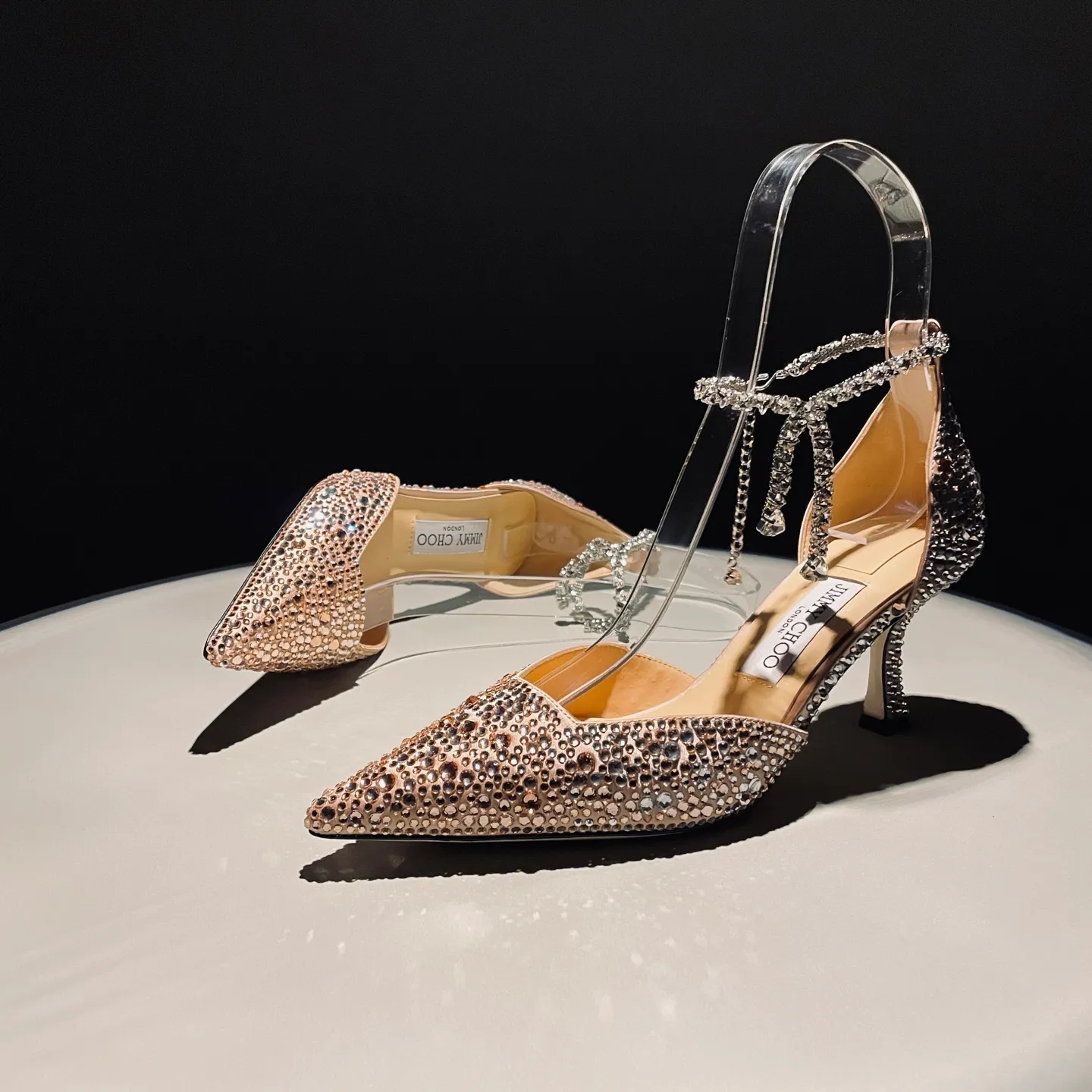 👟👟Ex-factory price 720👟👟 Jimmy Choo/Jimmy Choo classic diamond chain pointed toe crystal high-heeled sandals. Excellent crystal shoes. So beautiful that you can't take your eyes away. The shape of the shoes is very delicate and not too narrow and long. The internal space is sufficient to allow the toes to relax enough. The rhinestones outline a charming arc on the instep. It is simply beautiful. It has a 360-degree surrounding fairy atmosphere. Gorgeous without being exaggerated! ! The fabric is made of imported silk, with imported sheepskin lining. Customized A-grade Italian genuine leather sole. Heel height: 6.5 or 8.5. Size: 35-40 (41, 42, 43 customized, non-refundable)